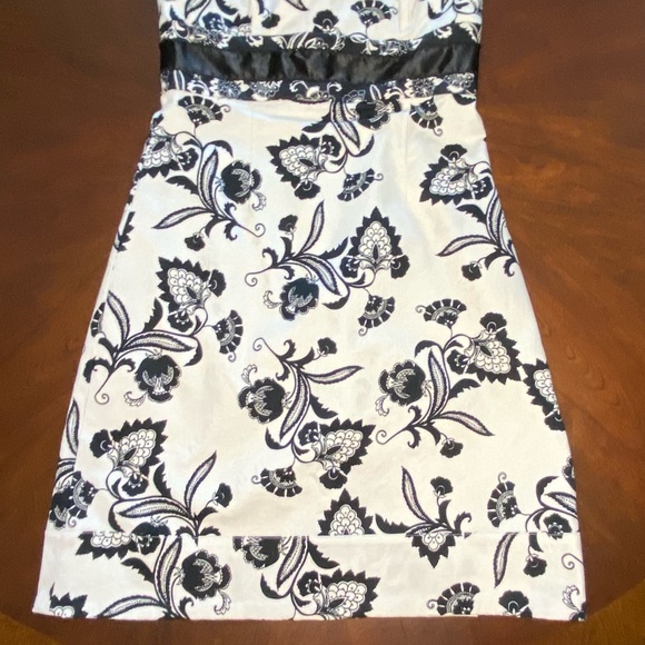 White House Black Market strapless dress - Picture 2 of 7